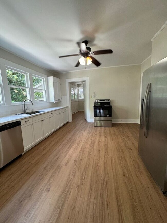 Building Photo - THREE BEDROOM, TWO BATH