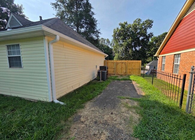 Building Photo - 2518 Derbyshire Ave