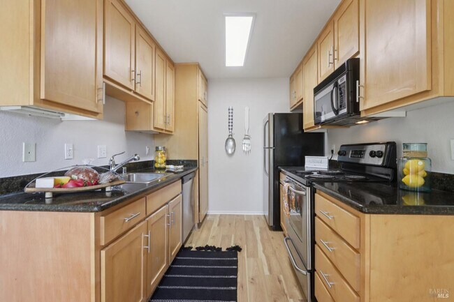 Building Photo - 900 Cambridge Dr