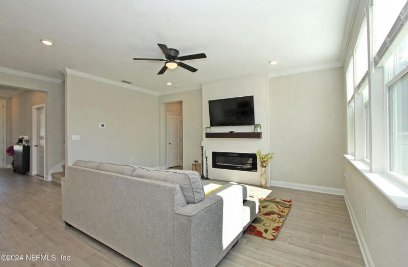 Building Photo - 242 Silverleaf Village Dr