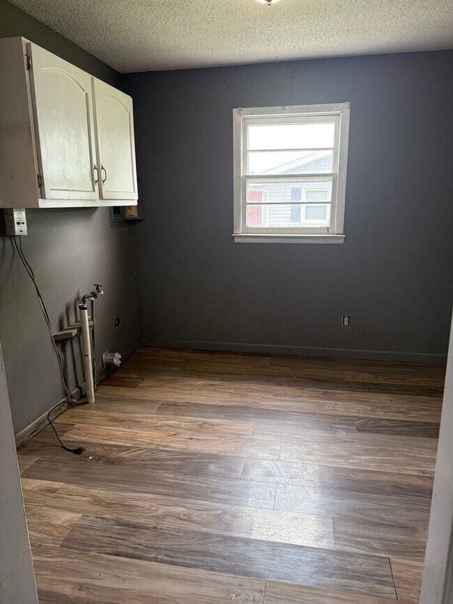 Building Photo - 3 bedroom/2 bathroom/2 car garage house
