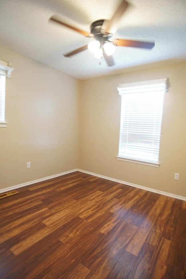 Building Photo - 812 W Silver Meadow Dr