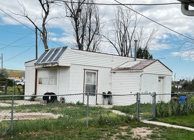 Building Photo - SINGLE-LEVEL 2 BEDROOM, 1 BATHROOM, SINGLE...