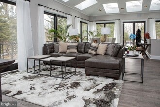 Building Photo - 15841 York Rd