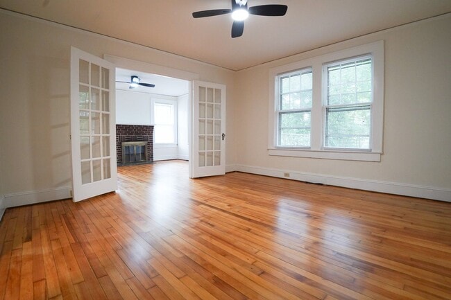 Building Photo - 3 bed 2 bath Updated Bungalow - Private ba...