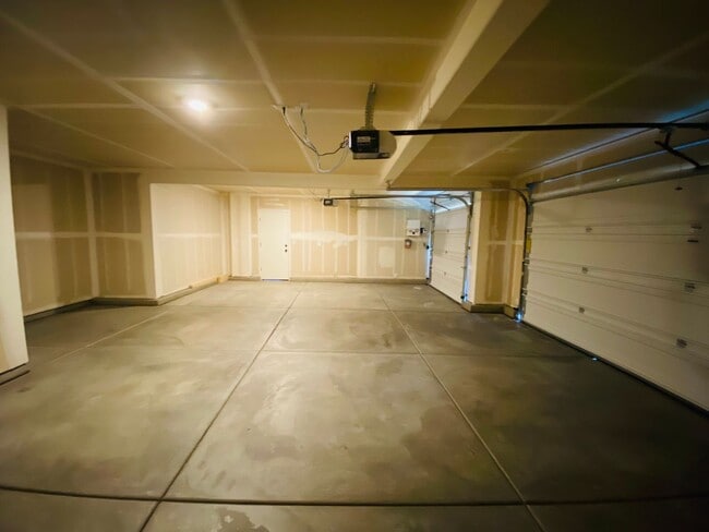 Building Photo - Beautiful 5 Bedroom 3.5 Bath Two-story sma...