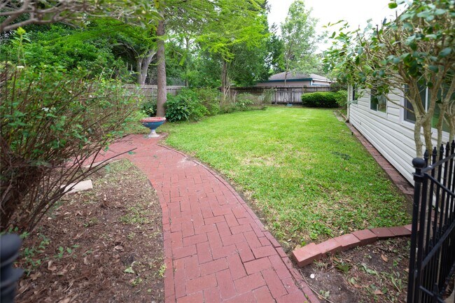 Building Photo - 7546 Maple Tree Dr