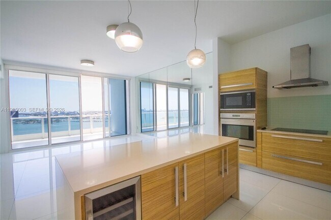 Building Photo - 2020 N Bayshore Dr