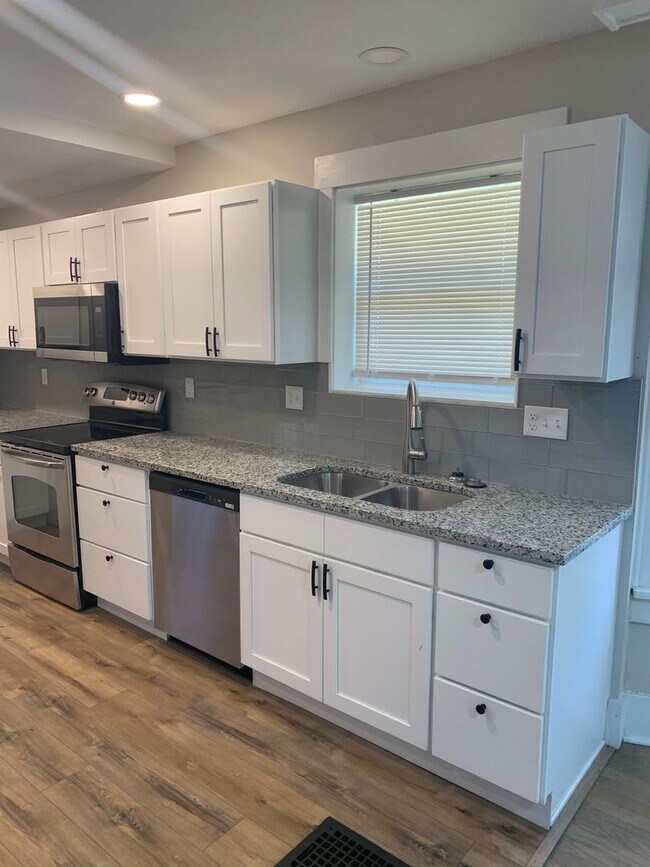 Building Photo - 2102 8th Ave