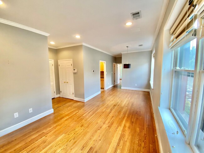Building Photo - Logan/Dupont 1BR 1BA unit with hardwood fl...