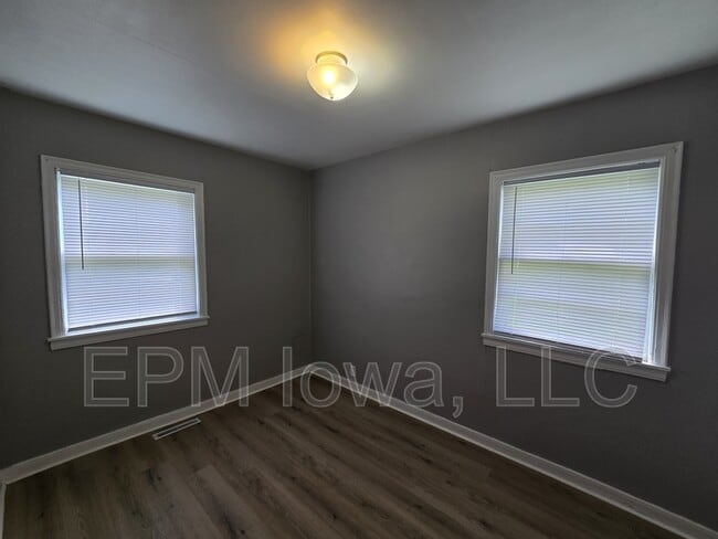 Building Photo - 602 Logan Ave
