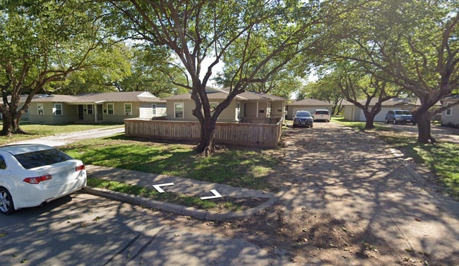 Building Photo - 712 Sunny Ln