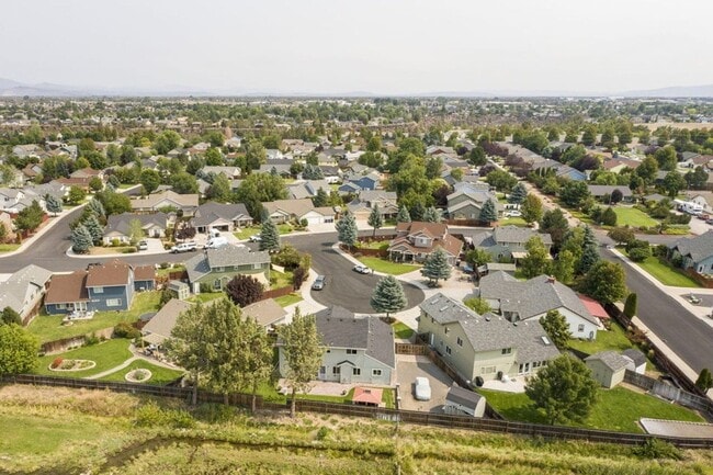 Building Photo - Gorgeous home at end of cul-de-sac with RV parking and views