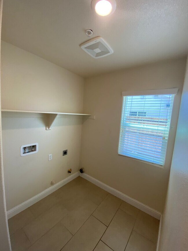 Building Photo - Immaculate like New Home in the gated Windmills at Tule Heights!