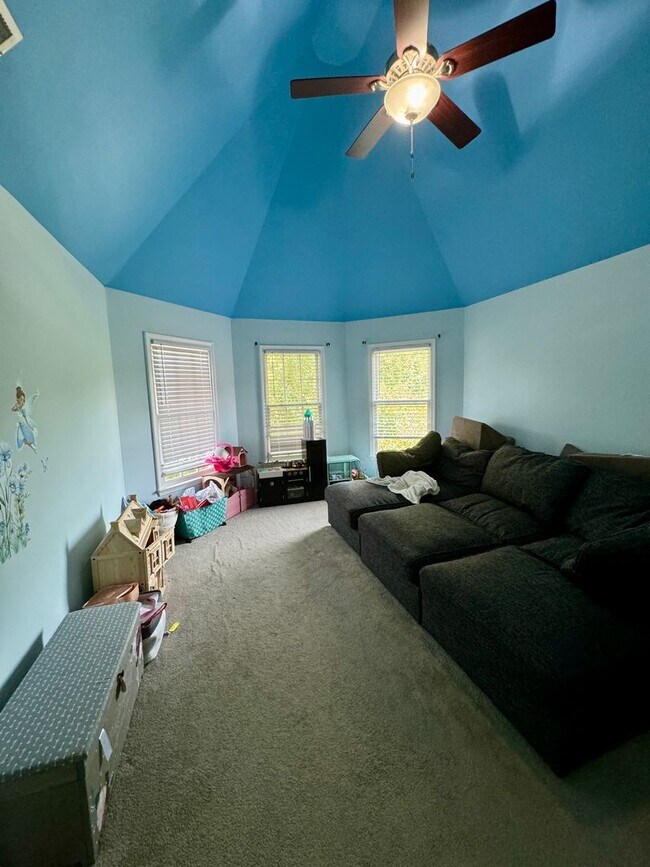 Building Photo - AVAILABLE AUGUST 23.  Spacious 5BR Home in...