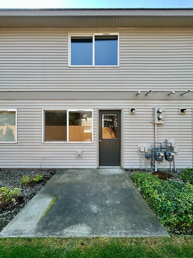 Building Photo - 2 Bedroom Condo with Washer/Dryer in Home