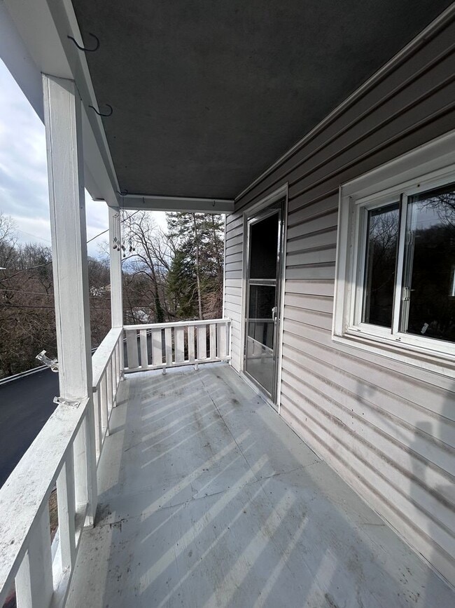 Building Photo - 2 Bedroom Home with bonus room !