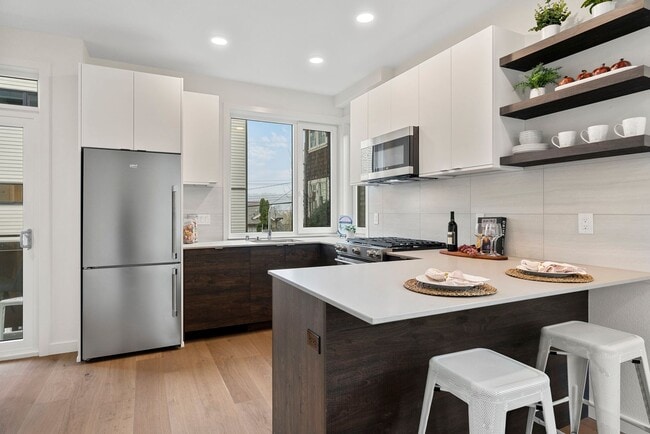 Building Photo - Beautiful Eastlake Condo