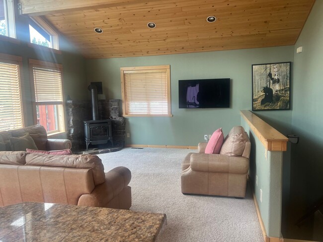 Building Photo - Truckee long term rental, furnished, above...