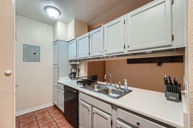 Building Photo - 7430 Singing Hills Dr