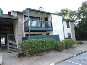 Building Photo - Convenient to schools, beaches & shopping.