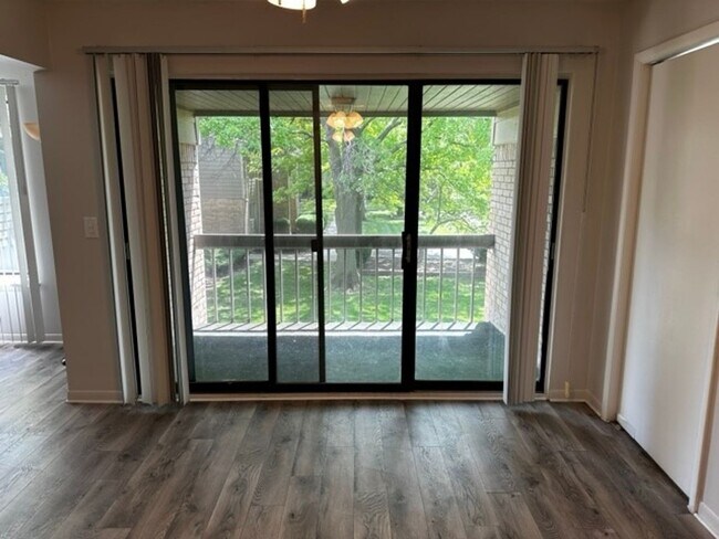 Building Photo - 3 Bedroom Condo in Southfield
