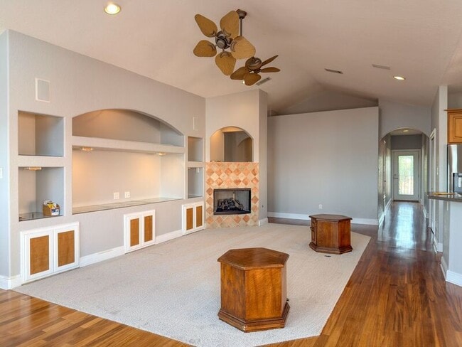 Building Photo - 2572 Gulf Breeze Ave