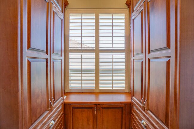 Building Photo - FOUR BEDROOM HOUSE IN LACAMAS SHORES WINTE...