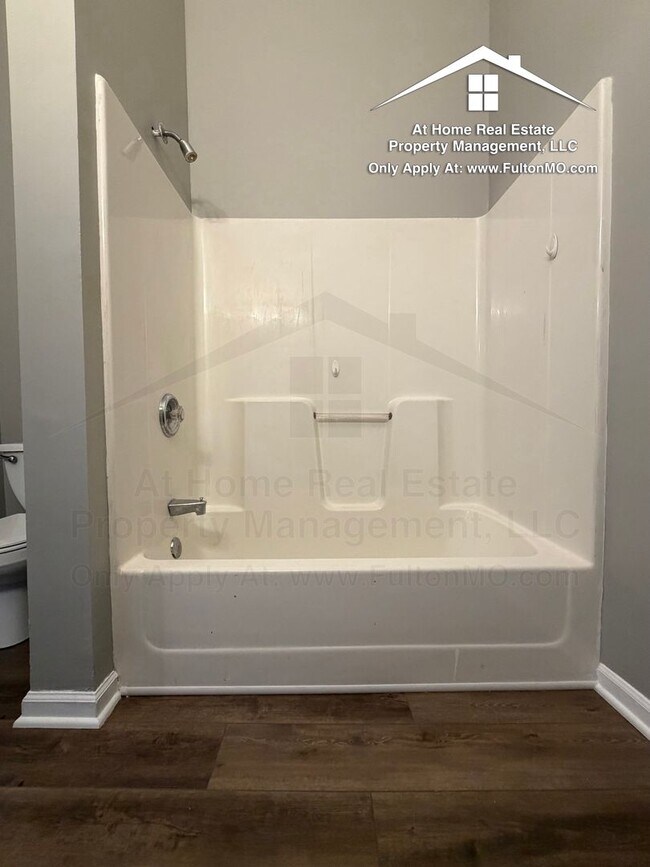 Building Photo - 13 W 5th St