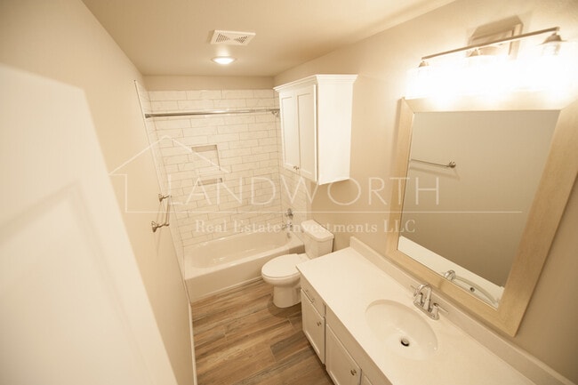 Building Photo - 3/2/2 Townhome near high school