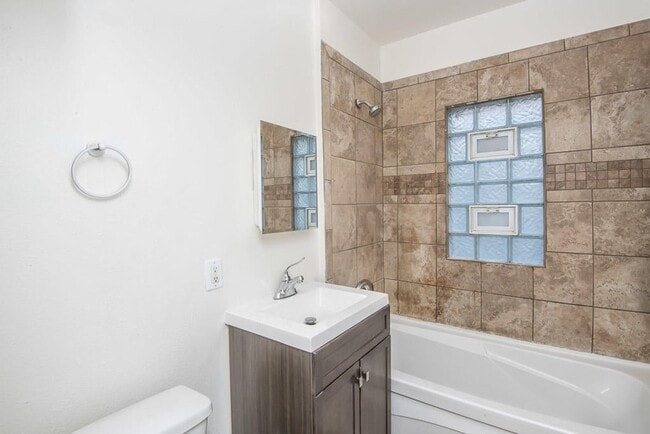 Building Photo - Updated 4-Bed Single Family Home with Clas...