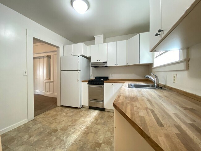 Building Photo - Spacious Studio Apartment