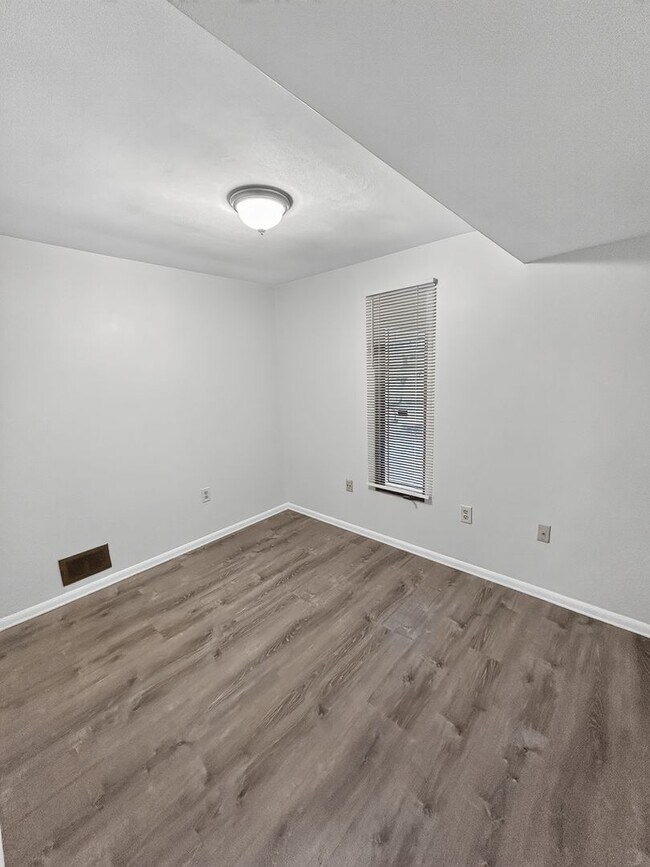 Building Photo - 1530 Barr Ave