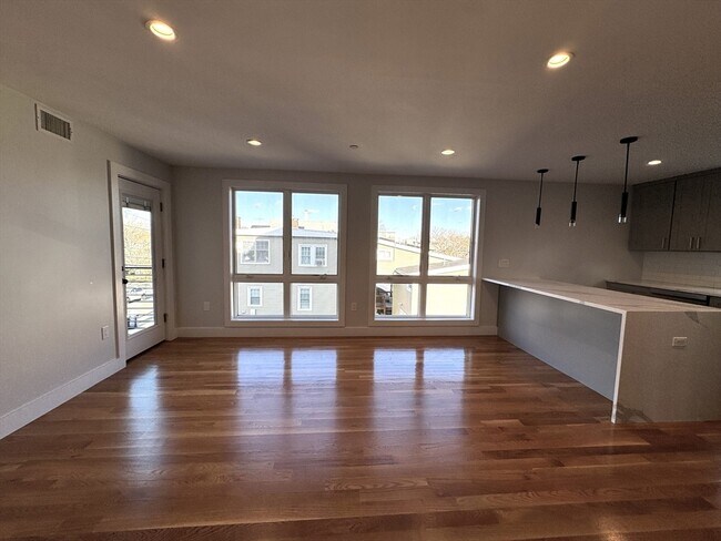 Building Photo - 39 Rich St