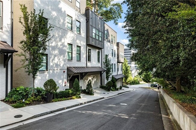 Building Photo - 1819 Huntington Hills Ln NW
