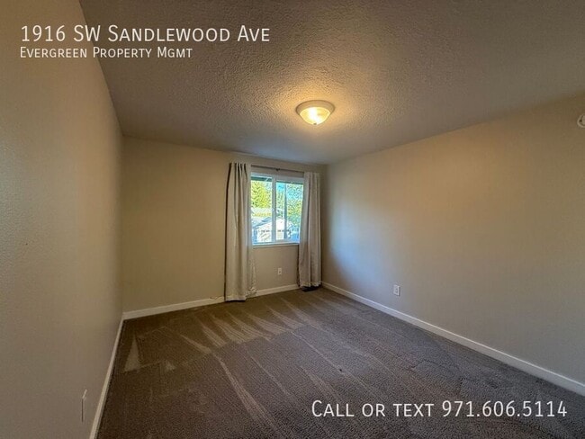 Building Photo - 1916 SW Sandlewood Ave
