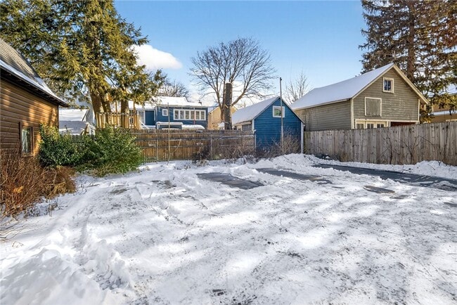 Building Photo - 607 N Cayuga St