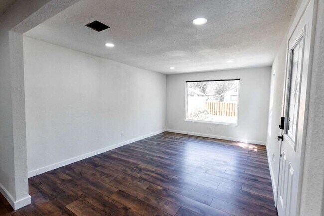 Building Photo - 146 Leroux St