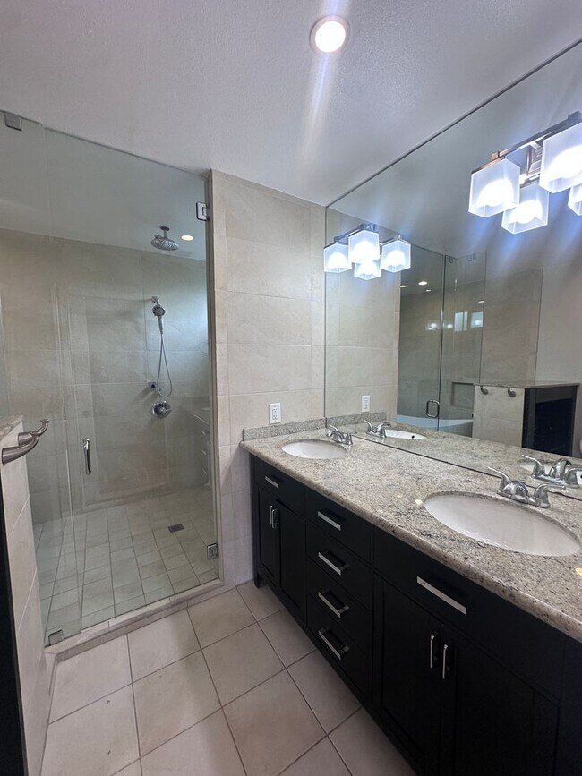 Building Photo - Stunning 3 bedroom + Den with Large Yard!