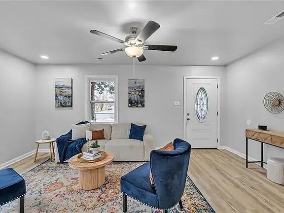 Building Photo - 901 Lasser Dr