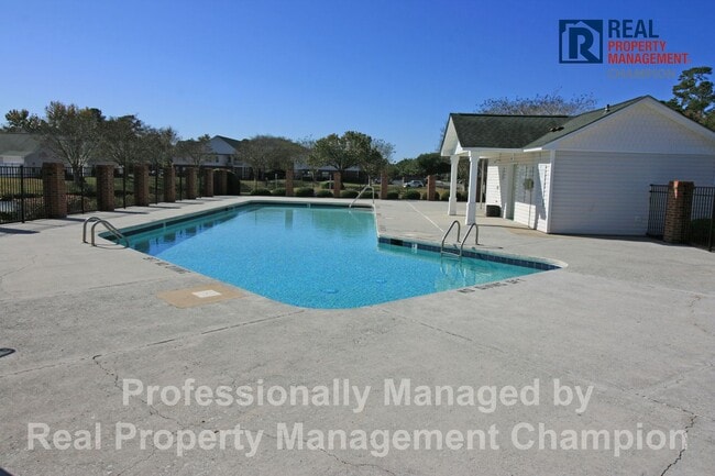 Building Photo - End Unit Condo with Open Floorplan and Spl...