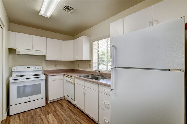 Building Photo - 114 Bradshaw Dr