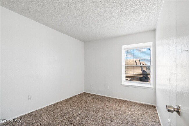Building Photo - 4012 S 44th Pl