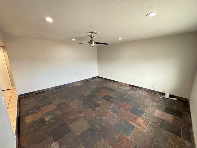 Building Photo - Beautiful 3Bed/2Bath Home located in South...