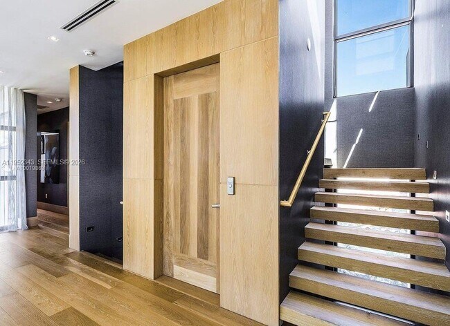 Building Photo - 321 E Dilido Dr