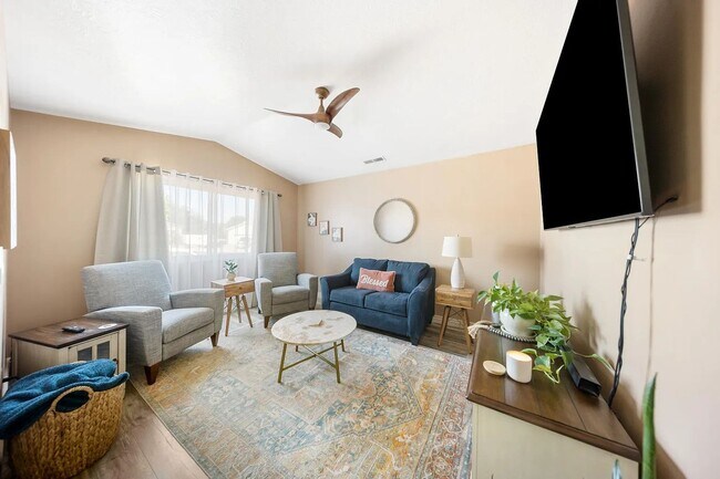 Building Photo - Spacious 6 Bedroom Home in La Verkin!