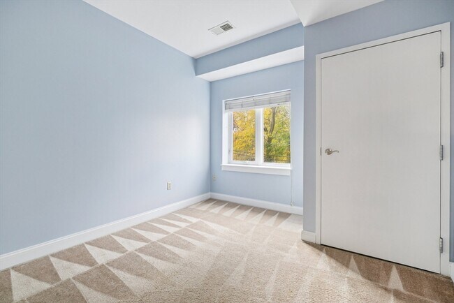 Building Photo - 527 Pawtucket St