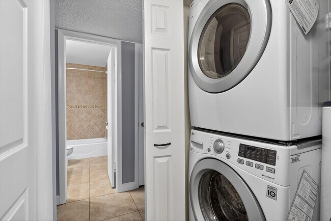 Building Photo - 1759 NE 40th Pl