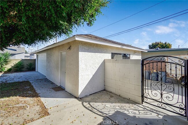 Building Photo - 2206 Radnor Ave