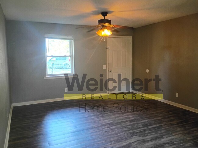 Building Photo - Charming 3-Bed Home with Fenced Yard and Carport